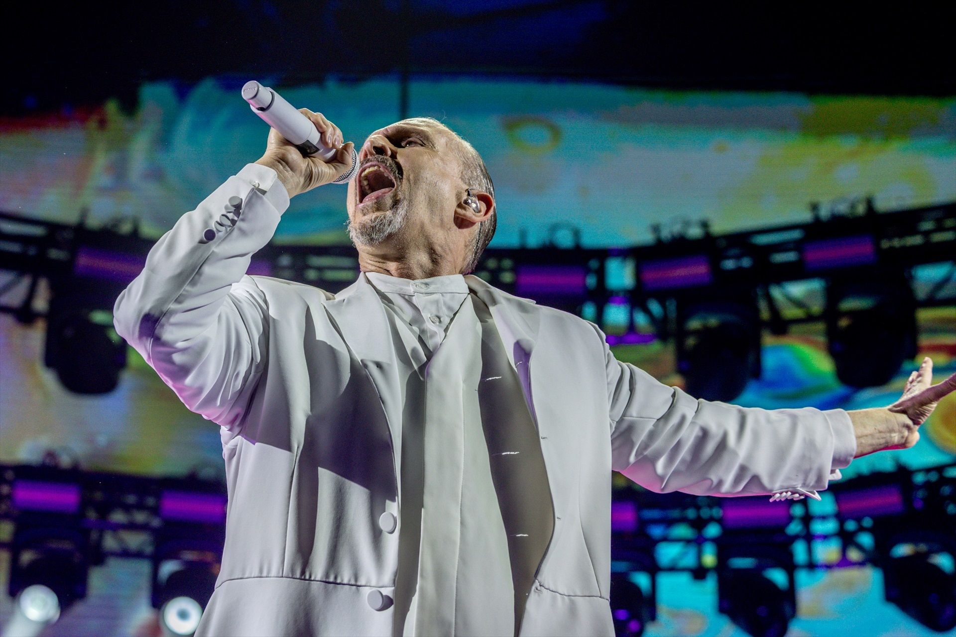 El público madrileño se rinde ante Miguel Bosé: "Mi hogar, al que pensé que no iba a volver"