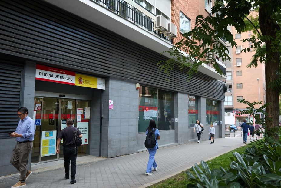 EuropaPress 6770702 varias personas inmediaciones oficina sepe junio 2025 madrid espana paro