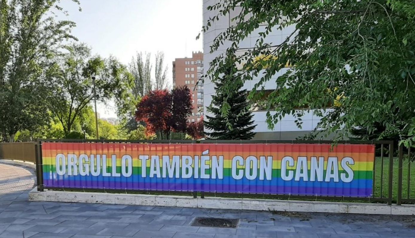 El Imserso denuncia el ataque a dos pancartas LGTBIQ+ con el lema 'Orgullo también con canas'