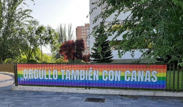 El Imserso denuncia el ataque a dos pancartas LGTBIQ+ con el lema 'Orgullo también con canas'