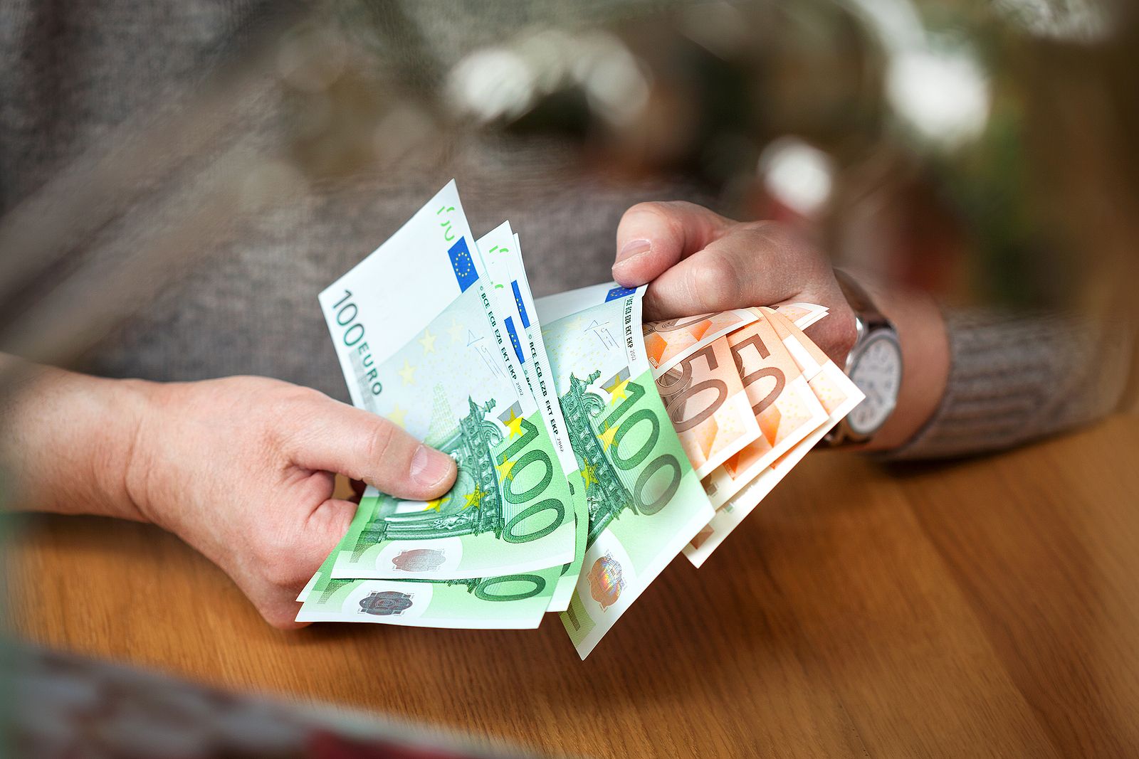 El número de españoles ricos disminuyó en 2023 casi un 3%