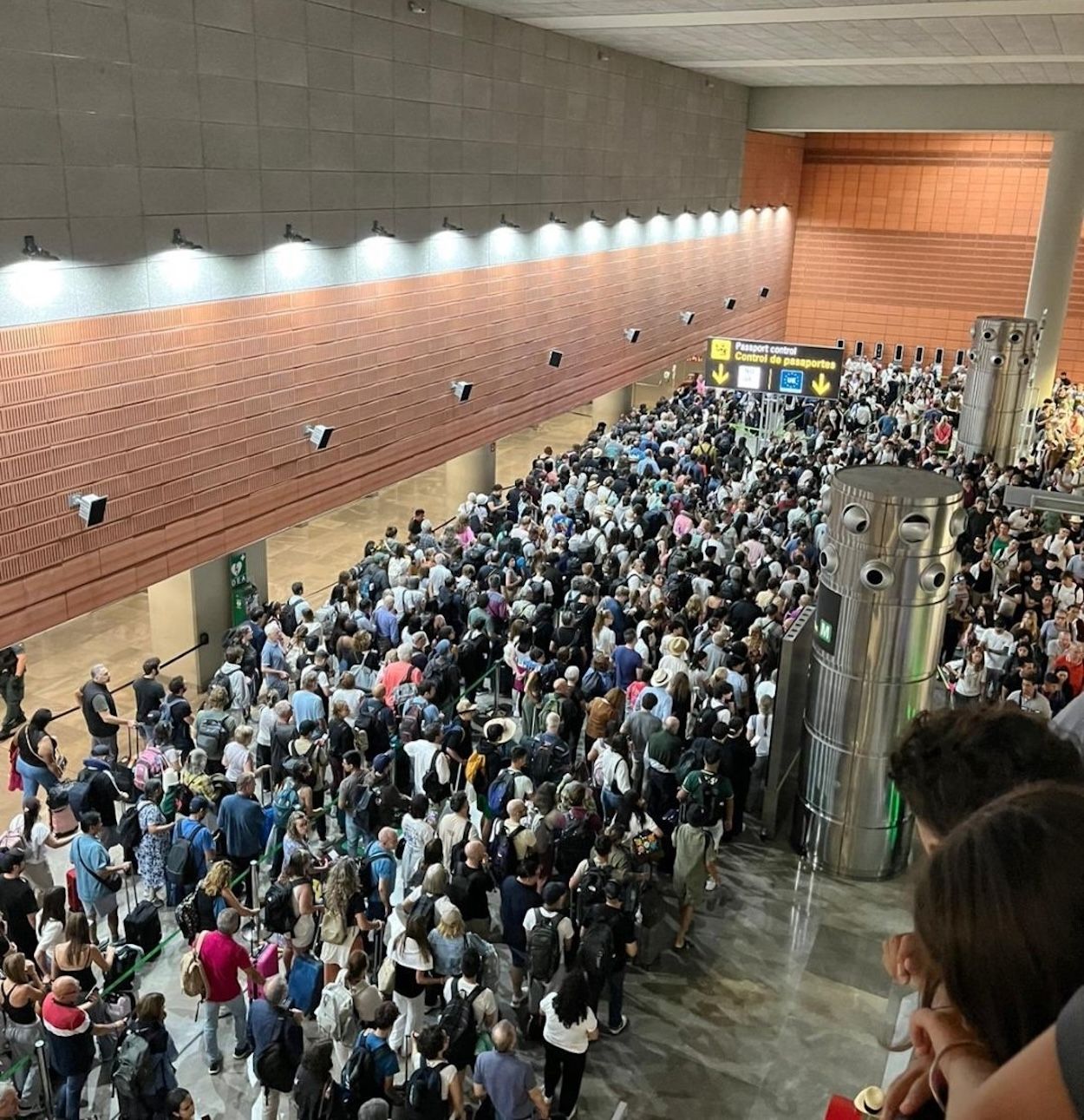 Caos en Barajas por el colapso del control de pasaportes de la T4