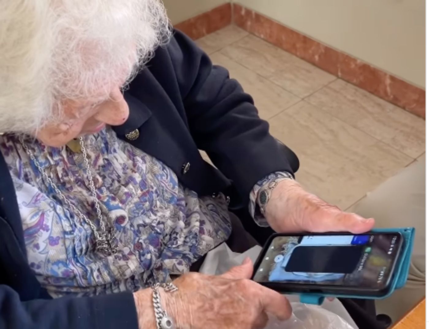 María Luisa Merelles, en el umbral de los 106 años, rompe estereotipos con la tecnología