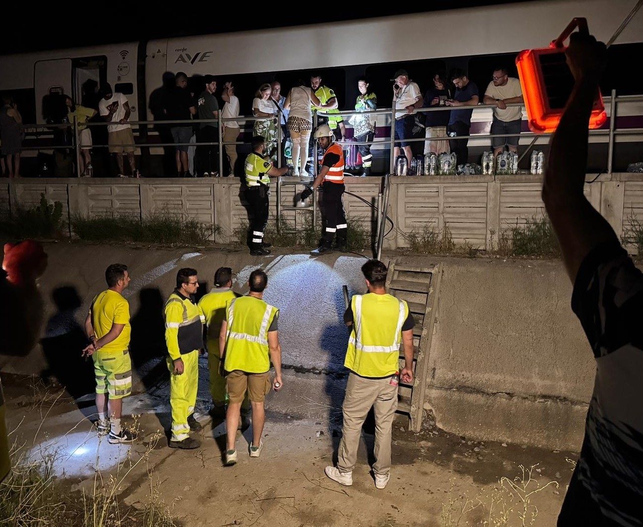 Semana infernal para los viajeros: caos en la T4 y trenes parados durante horas sin climatización