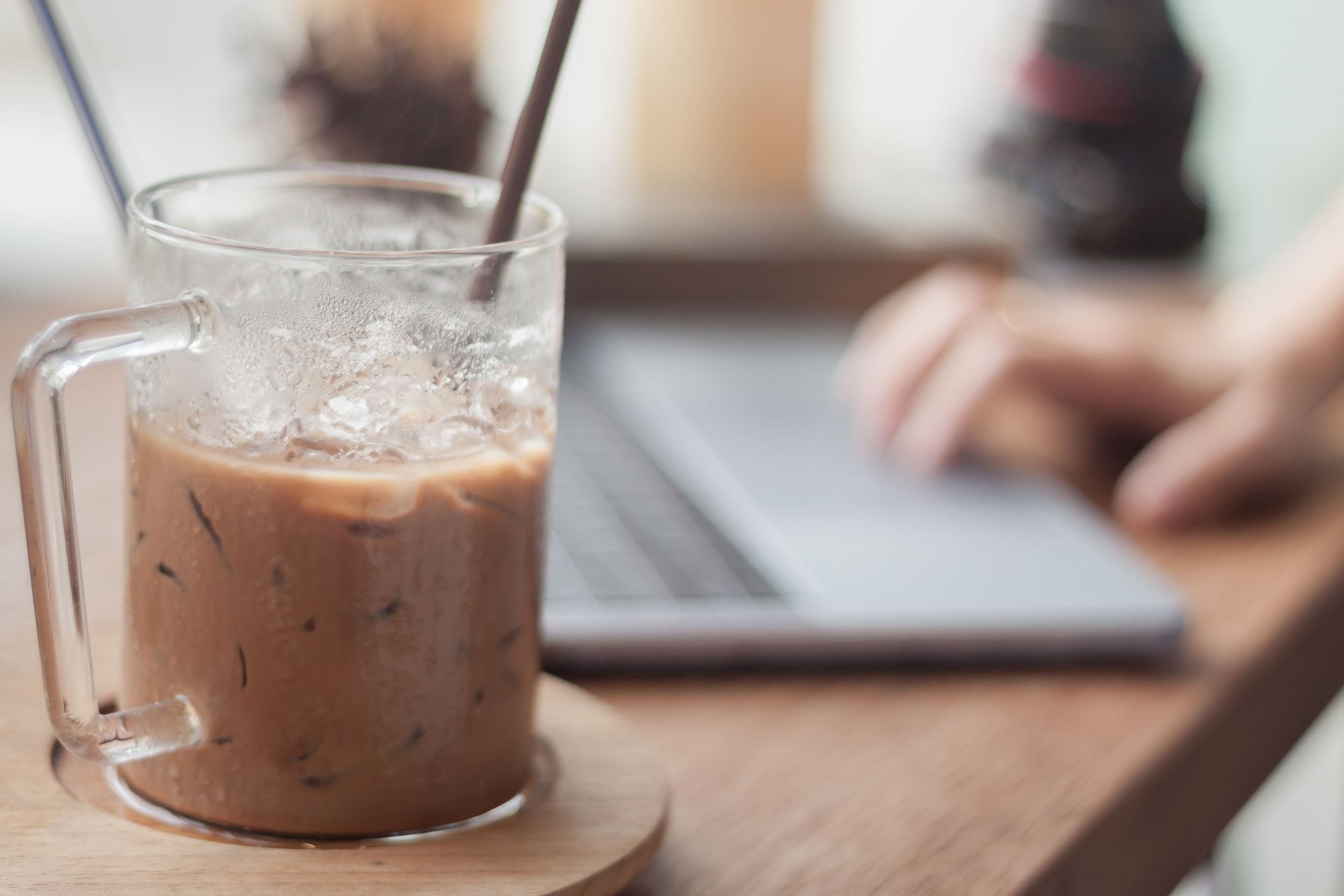 Si echas hielo al café para enfriarlo, deja de hacerlo: la forma correcta de tomar esta bebida fría (Bigstock)