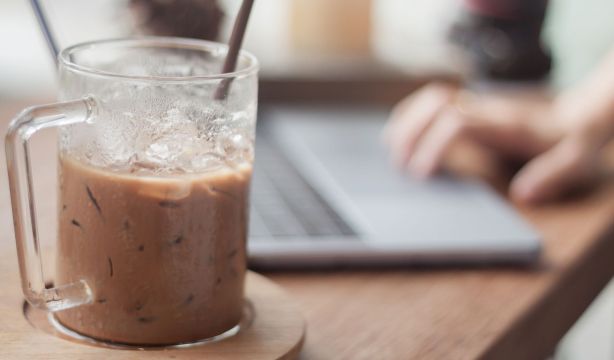 Si echas hielo al café para enfriarlo, deja de hacerlo: la forma correcta de tomar esta bebida fría (Bigstock)