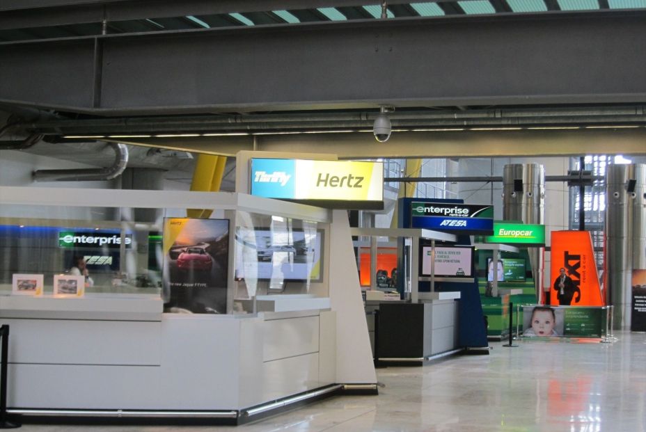 EuropaPress 1302152 mostradores empresas alquiler coches aeropuerto barajas