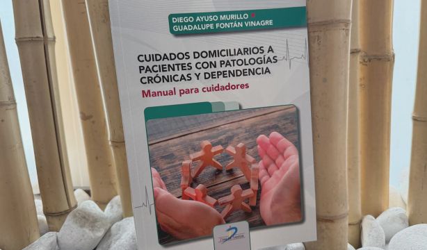 El manual para cuidadores que mejora la calidad de vida de los pacientes crónicos y dependientes