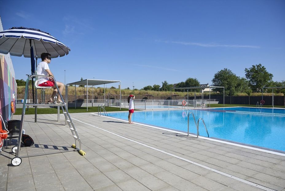 EuropaPress 6755900 socorristas piscina centro deportivo municipal mistral 28 mayo 2025 madrid EuropaPress 6755900 socorristas piscina centro deportivo municipal mistral 28 mayo 2025 madrid