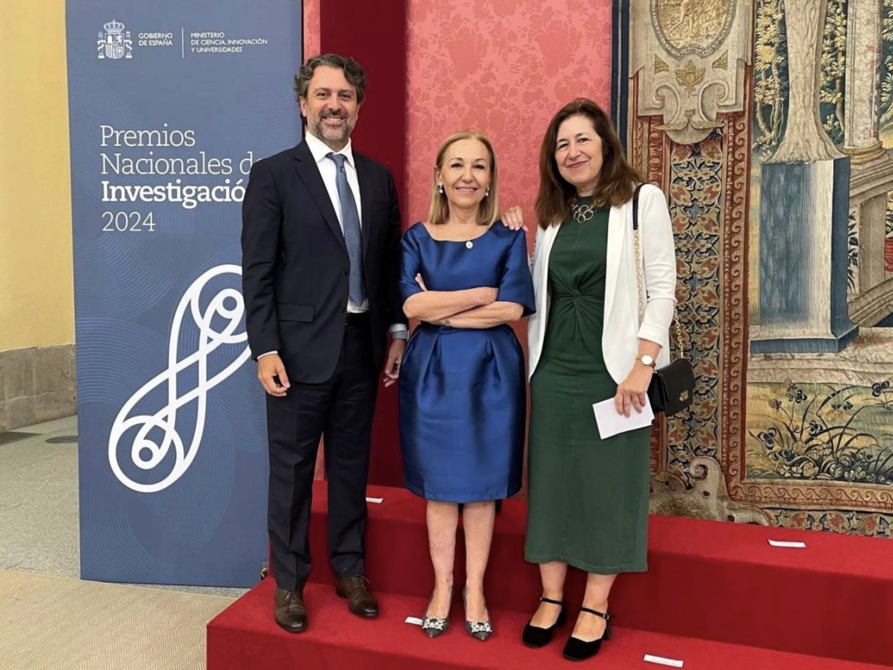La doctora Ayuso junto al doctor Javier Arcos, gerente de la FJD, y Amaya Mendikoetxea, rectora de la UAM, tras recibir el galardón La doctora Ayuso junto al doctor Javier Arcos, gerente de la FJD, y Amaya Mendikoetxea, rectora de la UAM, tras recibir el galardón