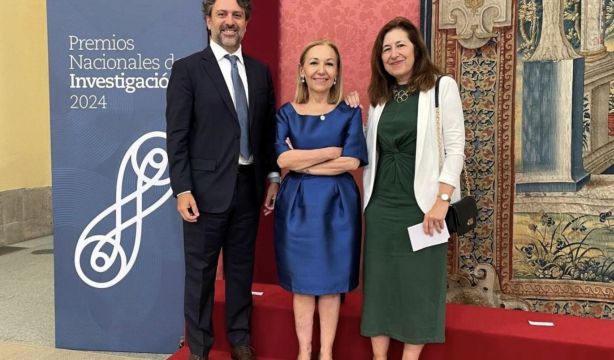 La doctora Ayuso junto al doctor Javier Arcos, gerente de la FJD, y Amaya Mendikoetxea, rectora de la UAM, tras recibir el galardón