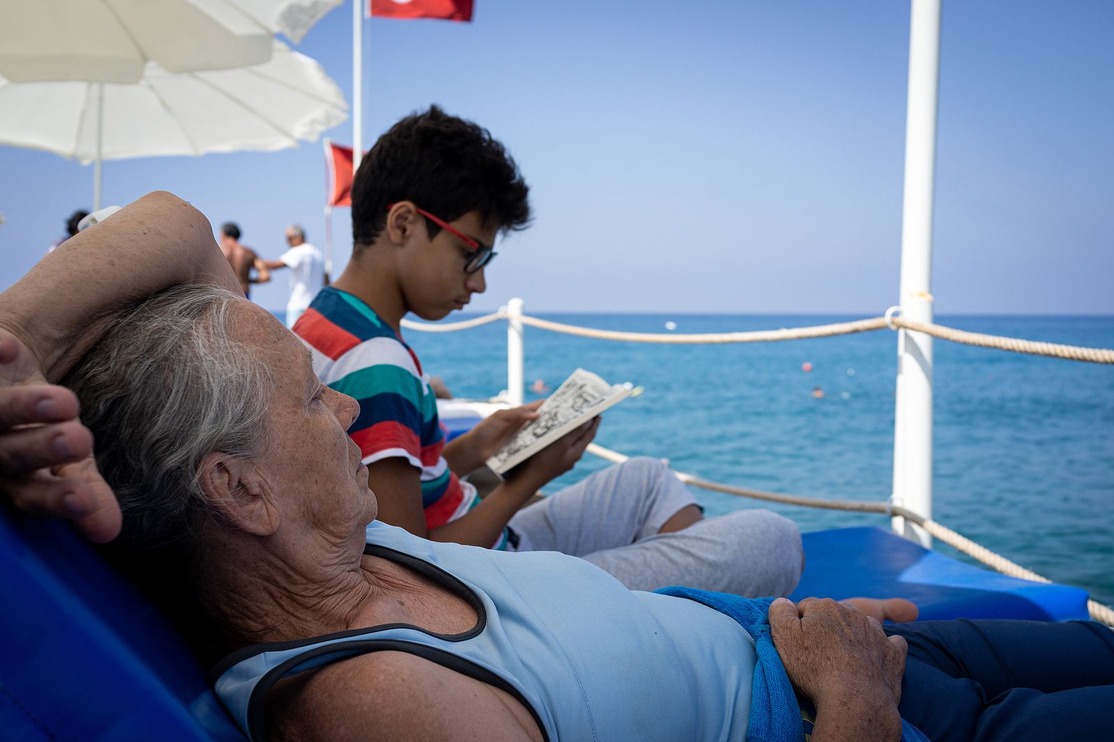 Consejos para disfrutar de un día de playa con personas muy mayores