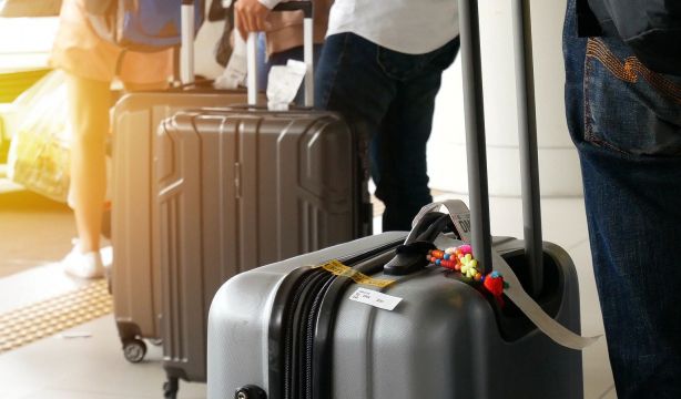 ¿Te vas de vacaciones al extranjero cobrando el paro? Si no haces este trámite, perderás la ayuda