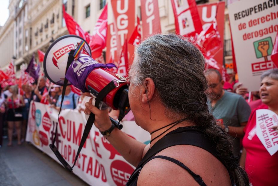 EuropaPress 6845885 mujer megafono concentracion ccoo ugt incumplimientos gobierno funcionarios EuropaPress 6845885 mujer megafono concentracion ccoo ugt incumplimientos gobierno funcionarios