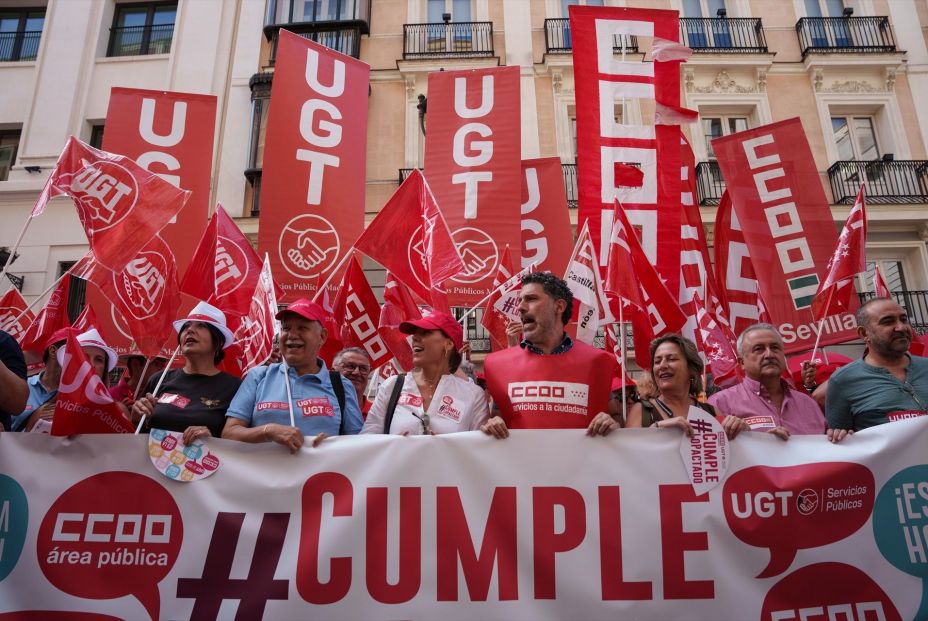 EuropaPress 6845884 varias personas concentracion ccoo ugt incumplimientos gobierno EuropaPress 6845884 varias personas concentracion ccoo ugt incumplimientos gobierno