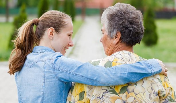 Teléfono de la Esperanza lanza campaña sobre el impacto emocional del cuidado prolongado