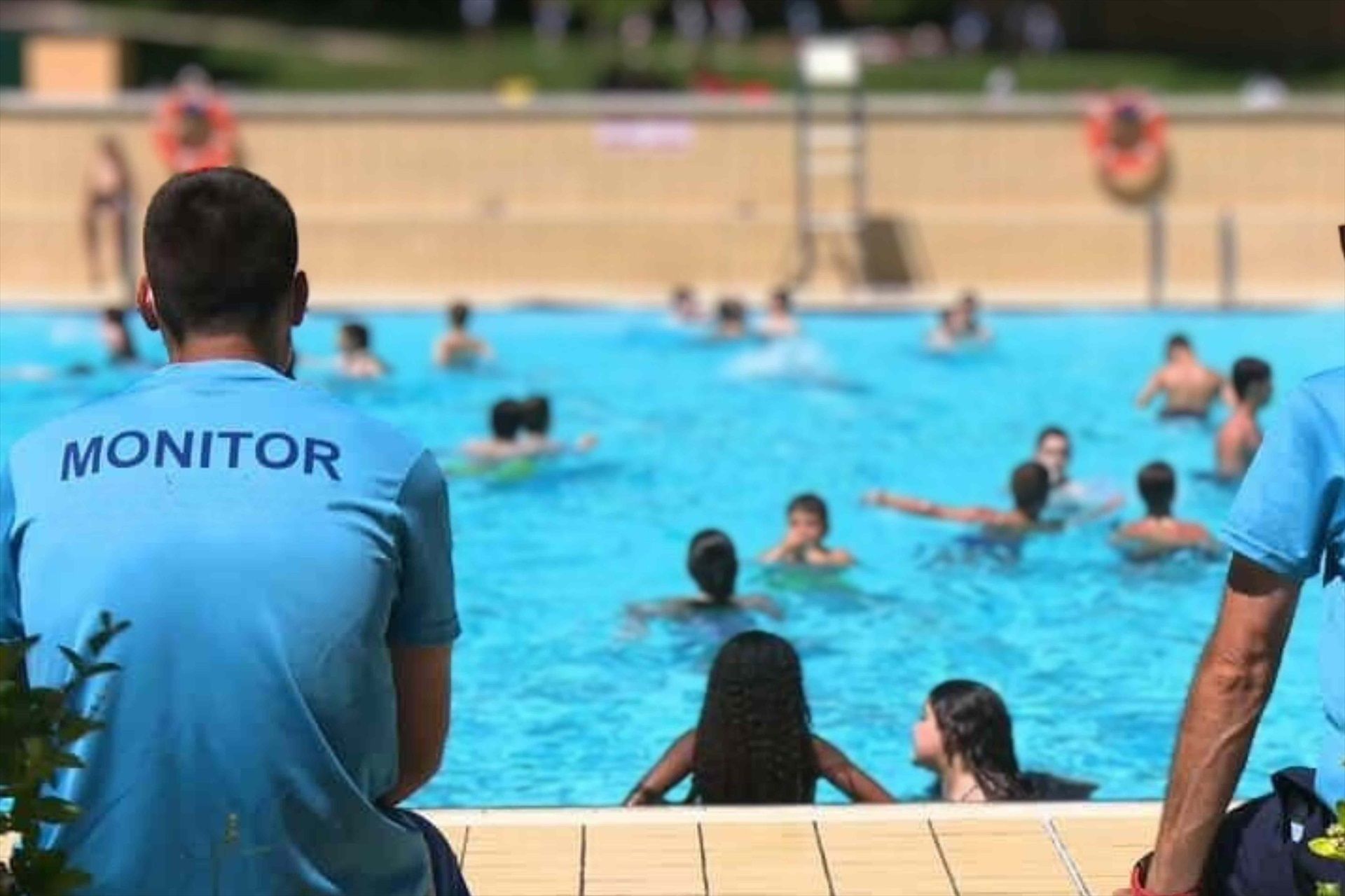¿Qué puedes hacer si un vecino no paga la comunidad y usa la piscina?