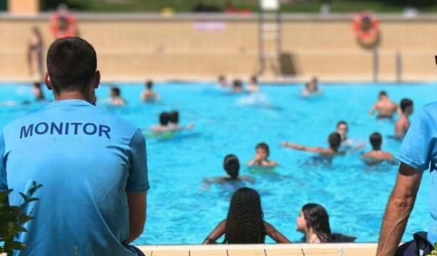 ¿Qué puedes hacer si un vecino no paga la comunidad y usa la piscina?