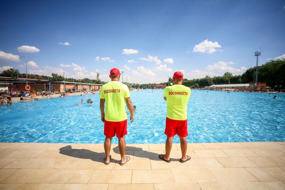 EuropaPress 3808820 dos socorristas vigilan piscina parque deportivo puerta hierro primer dia EuropaPress 3808820 dos socorristas vigilan piscina parque deportivo puerta hierro primer dia