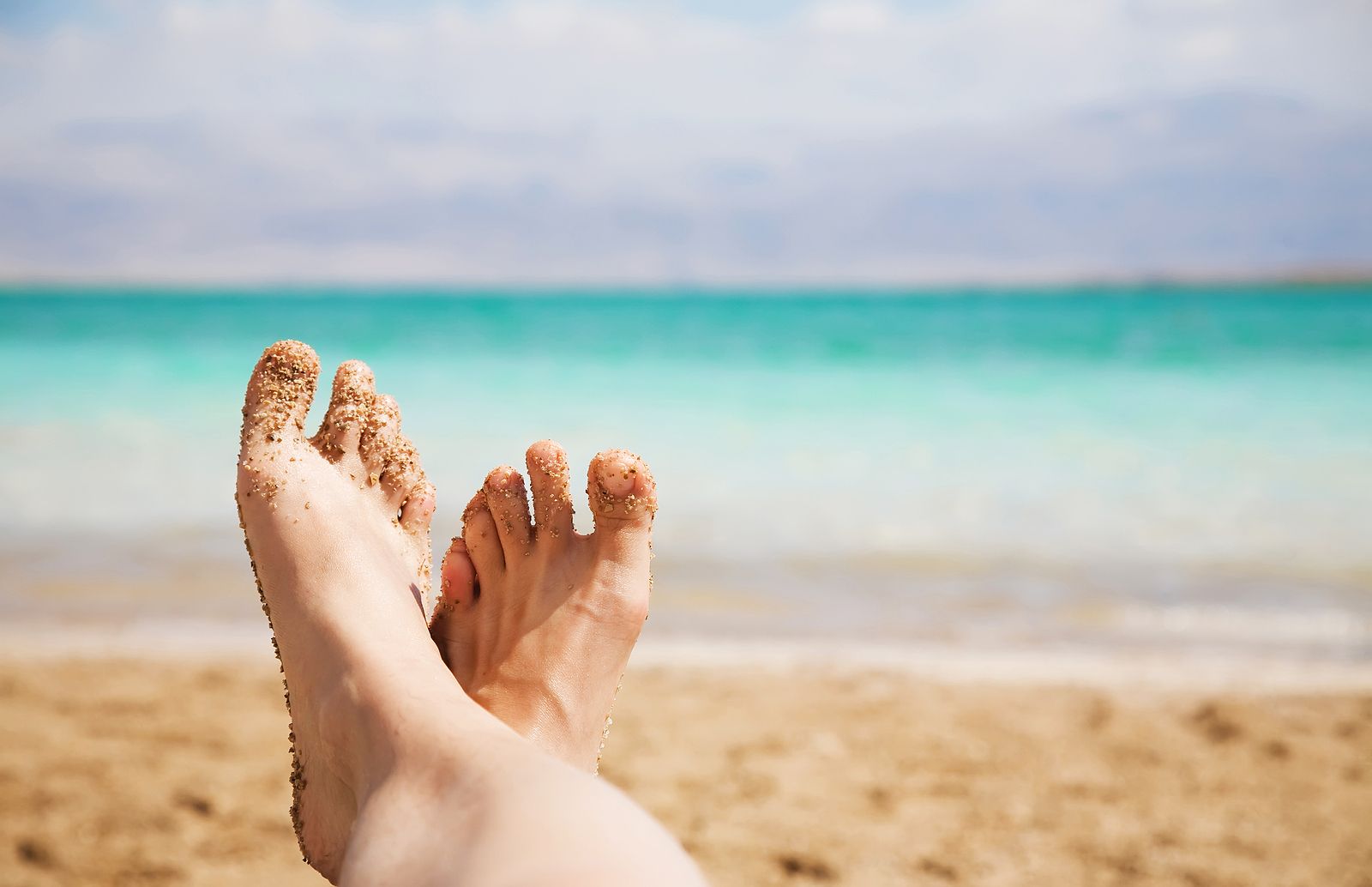 El truco para quitarte la arena de la playa sin agua