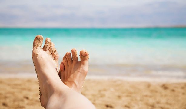 El truco para quitarte la arena de la playa sin agua