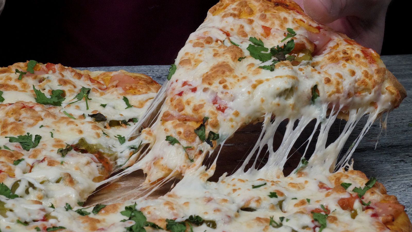 Esta es la mejor manera de recalentar la pizza: "Queda con la base crujiente y el queso derretido"