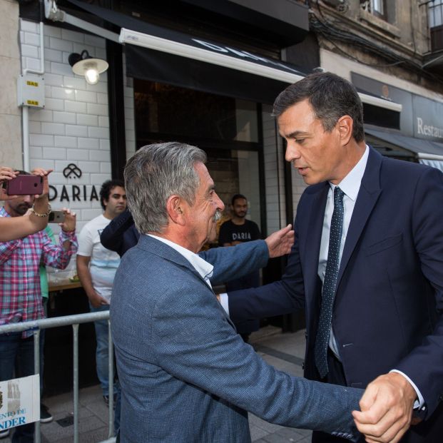 EuropaPress 2354327 Miguel Ángel Revilla recibe a Pedro Sánchez antes de almorzar en un restaurante de Santander