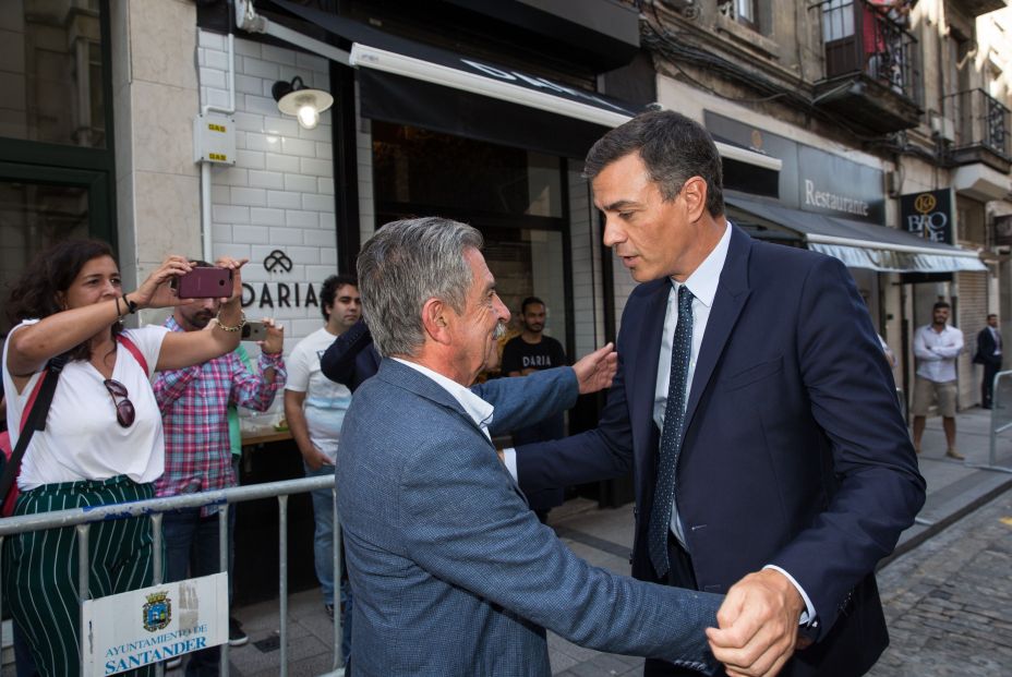 EuropaPress 2354327 Miguel Ángel Revilla recibe a Pedro Sánchez antes de almorzar en un restaurante de Santander