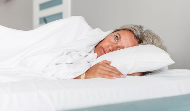 Dormir mal, uno de los grandes enemigos de la salud cardiaca femenina. (BIgstock)