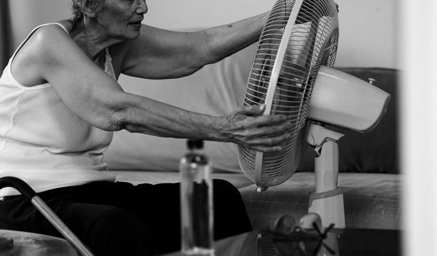 Olas de calor, personas mayores y soledad: días enteros sin salir de casa