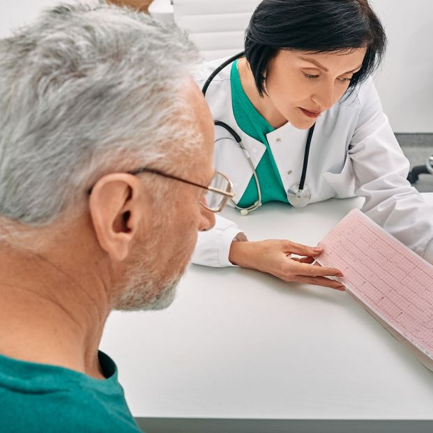 Una doctora con un paciente afectado del corazón. (Bigsstok) Una doctora con un paciente afectado del corazón. (Bigsstok)
