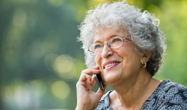 Desconocidas se unen para charlar y combatir la soledad no deseada gracias al Teléfono de la Escucha