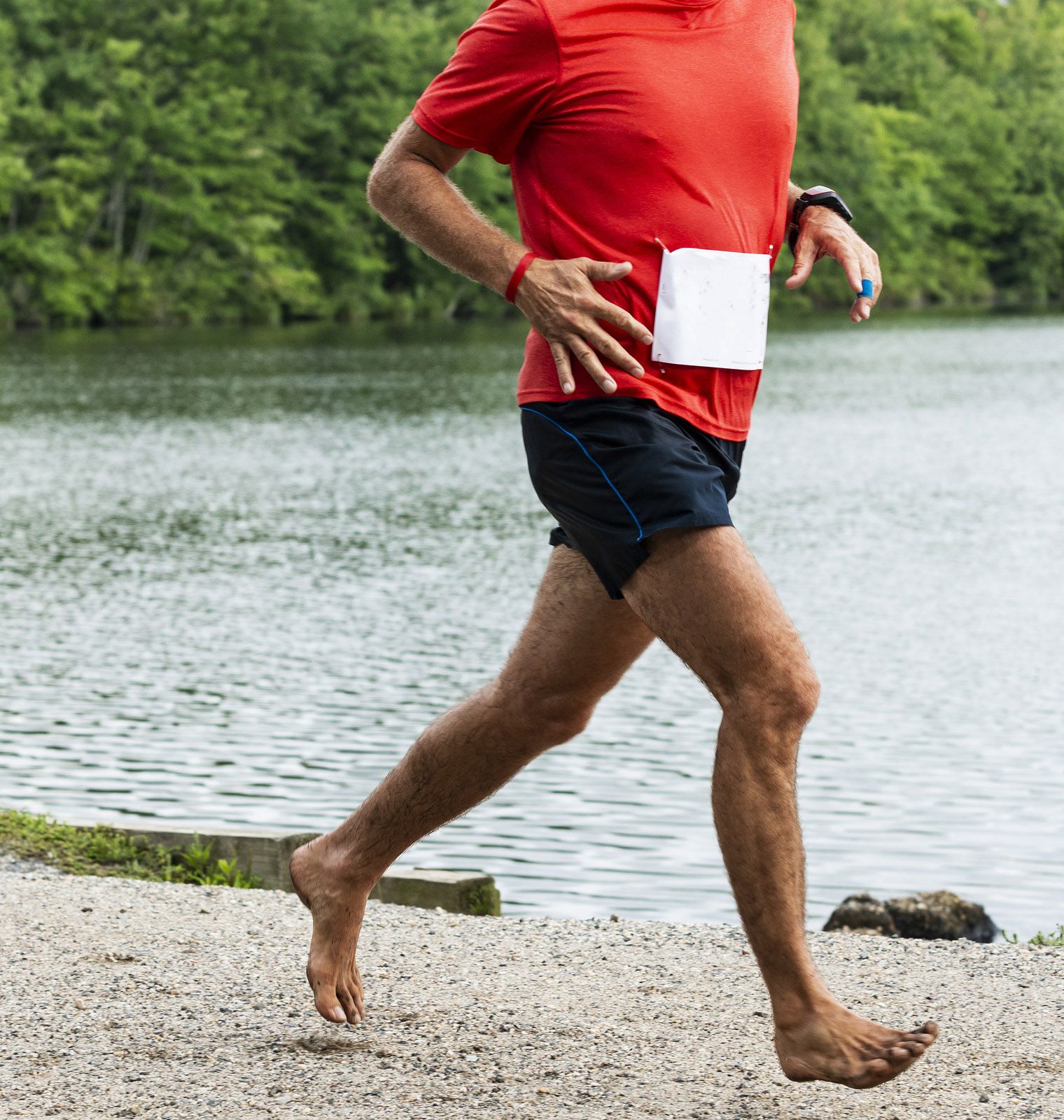 ¿Pueden practicar los mayores el "barefoot" o correr descalzos?