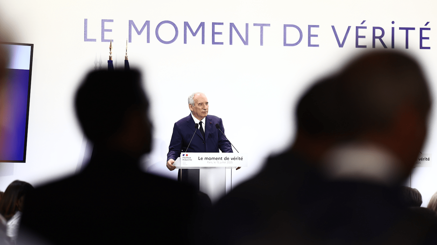 Francia congela las pensiones dentro de un duro plan de recortes para frenar su deuda "mortal"