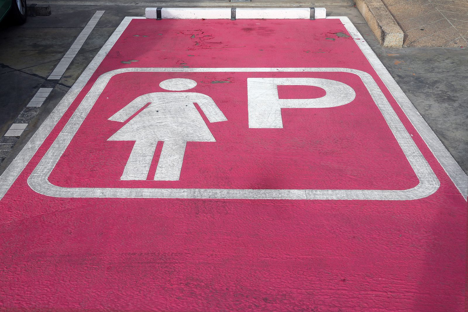 Plazas de aparcamiento solo para mujeres la polémica iniciativa del Ayuntamiento de León