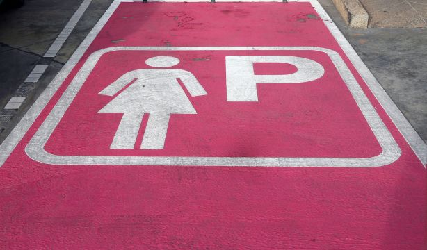 Plazas de aparcamiento solo para mujeres la polémica iniciativa del Ayuntamiento de León