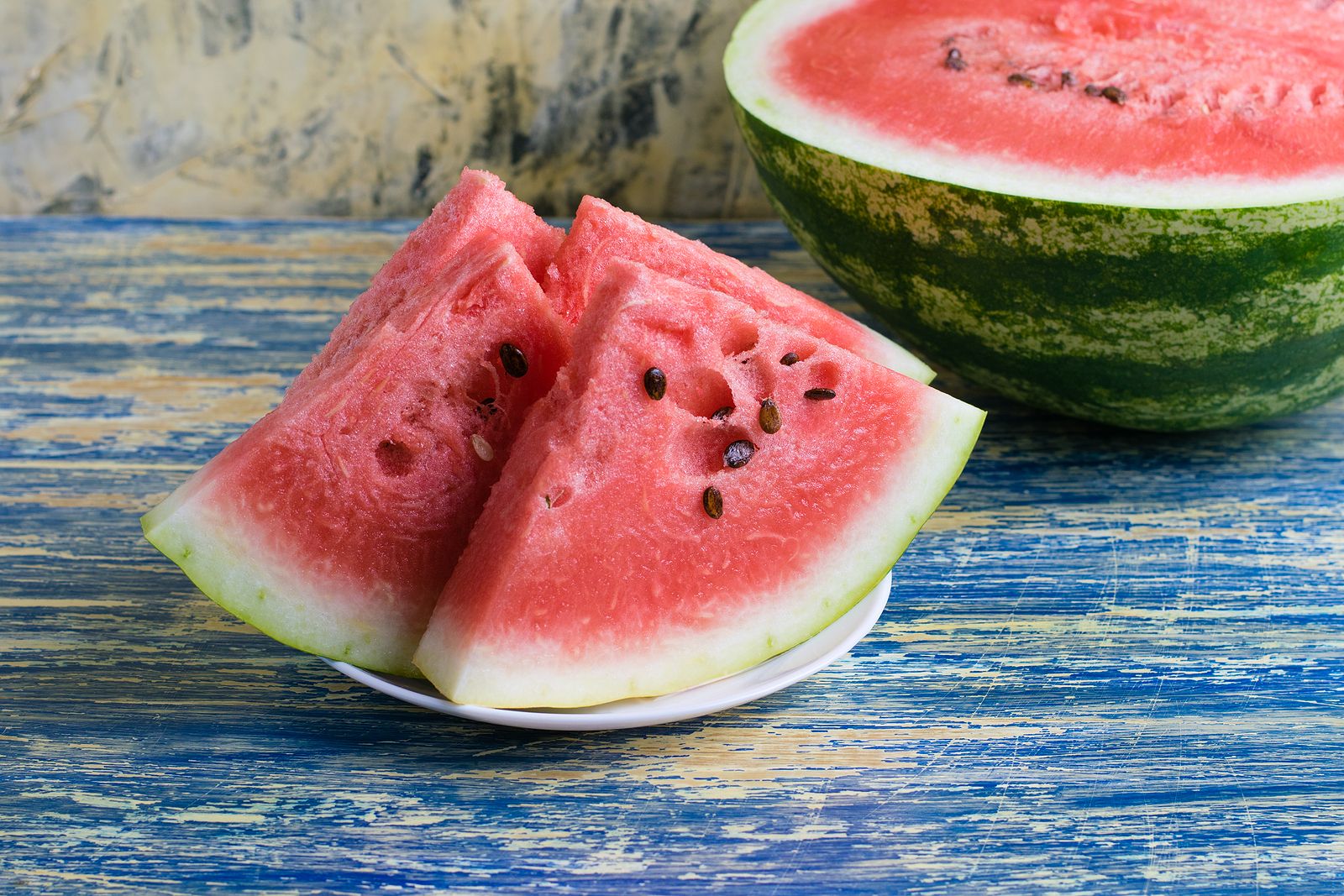 ¿Es más económico comprar la fruta entera o por mitades? La OCU responde