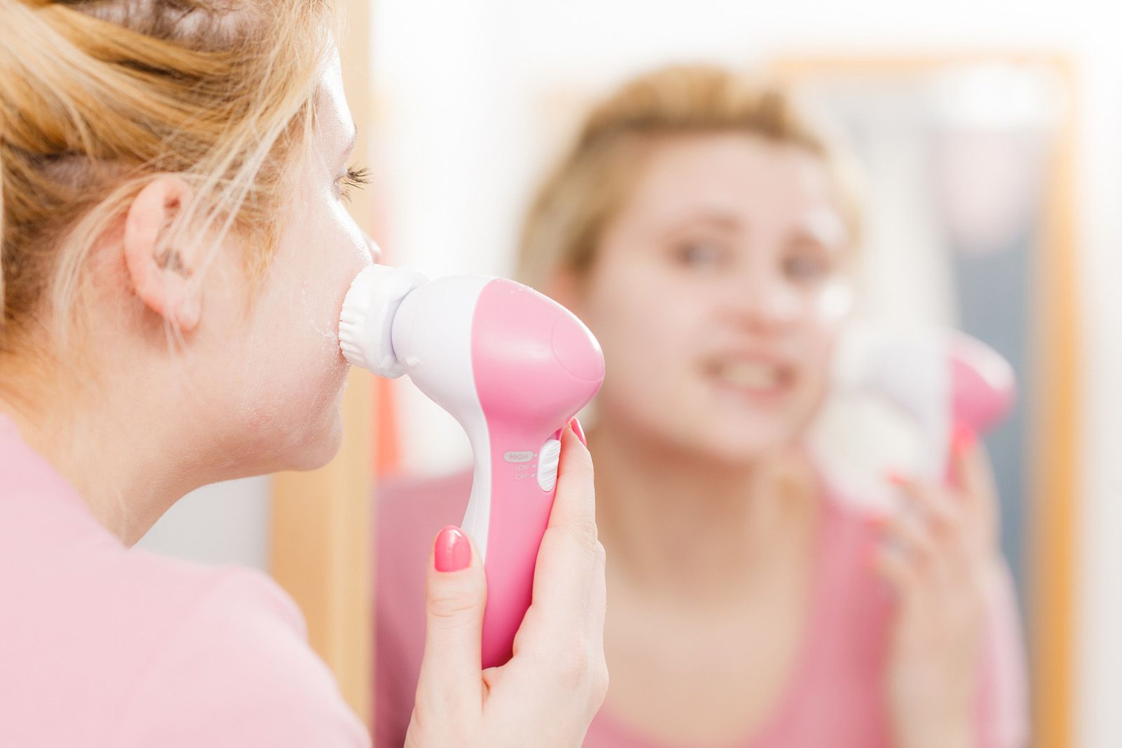 Cepillos eléctricos de limpieza facial en personas mayores