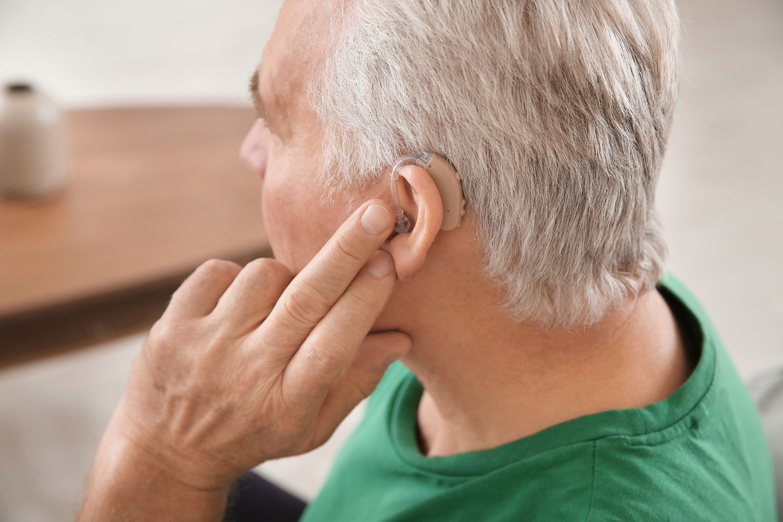 Los audífonos reducen el riesgo de demencia en personas con problemas de audición