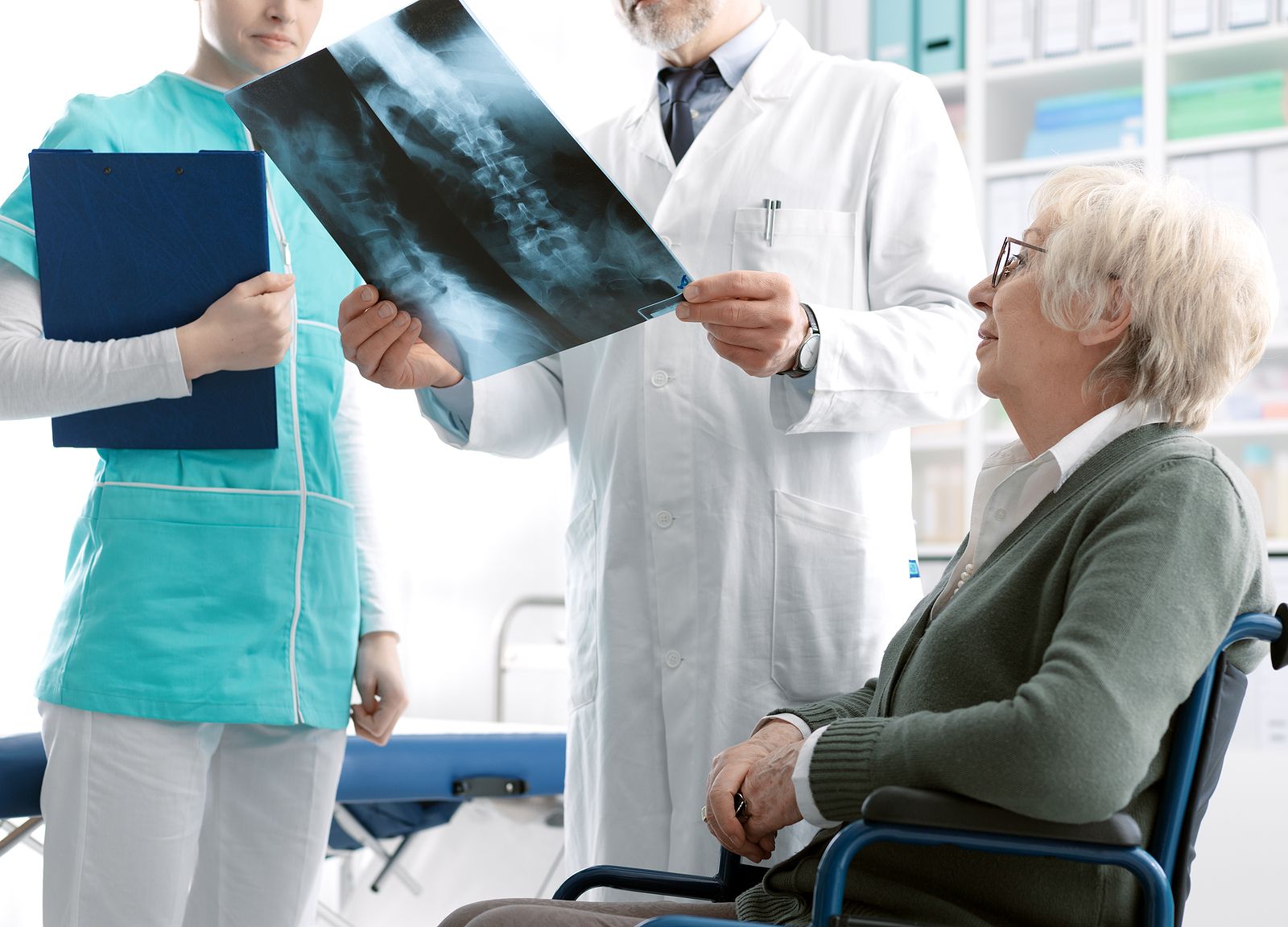 Tratar la osteoporosis en mayores de 80 años tiene todos estos beneficios (Bigstock)