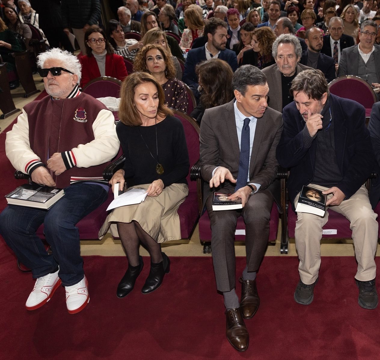 Almodóvar, Ana Belén, Serrat o MIguel Ríos piden en un manifiesto la continuidad del Gobierno
