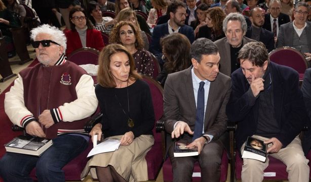 Almodóvar, Ana Belén, Serrat o MIguel Ríos piden en un manifiesto la continuidad del Gobierno