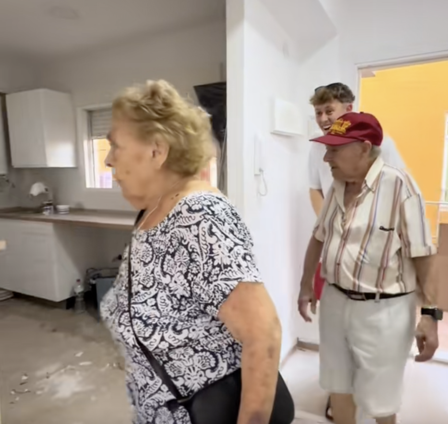 Emociona a sus abuelos enseñándoles la reforma del piso de su madre fallecida tras ser 'okupado'