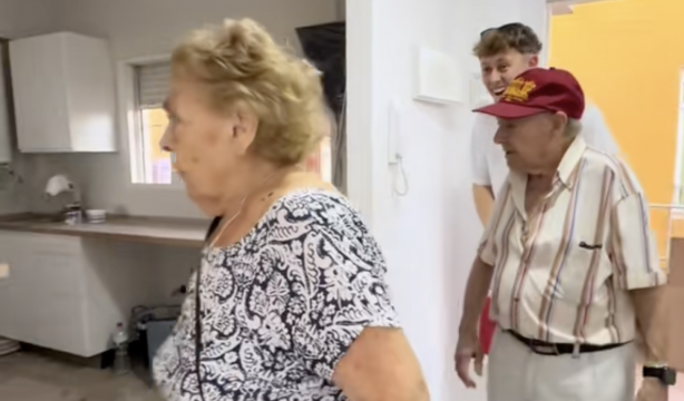 Emociona a sus abuelos enseñándoles la reforma del piso de su madre fallecida tras ser 'okupado'