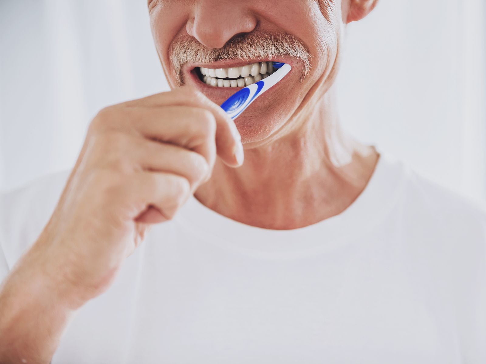 Los consejos de los dentistas para el verano: los riesgos de descuidar la higiene bucal