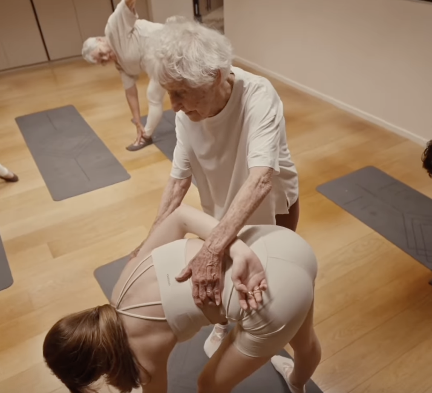 Esta mujer tiene 102 años y es profesora de yoga: los beneficios de esta práctica para los mayores