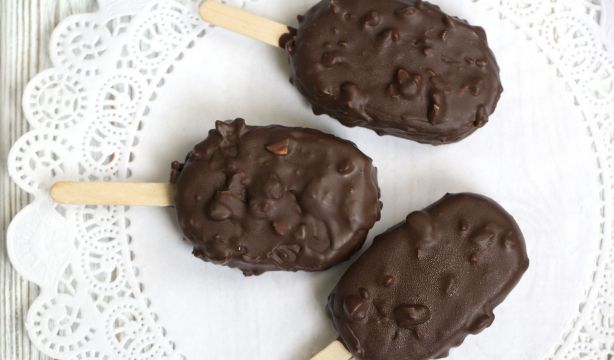 Aprende a hacer helados tipo Magnum saludables y caseros