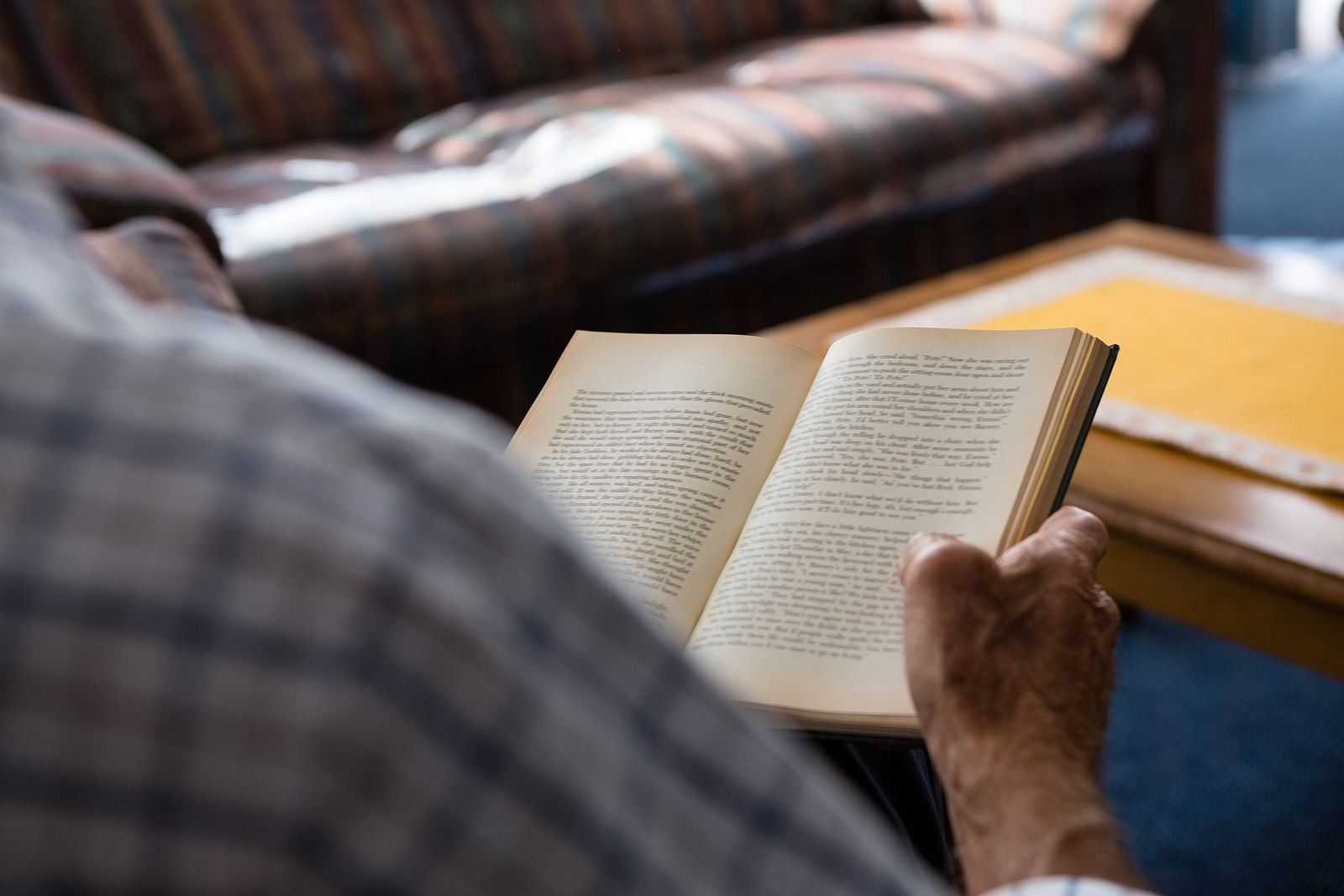 Condenados tres comerciales que estafaron 22.000 euros a un jubilado con la venta de libros Condenados tres comerciales que estafaron 22.000 euros a un jubilado con la venta de libros
