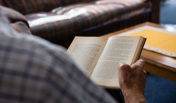 Condenados tres comerciales que estafaron 22.000 euros a un jubilado con la venta de libros