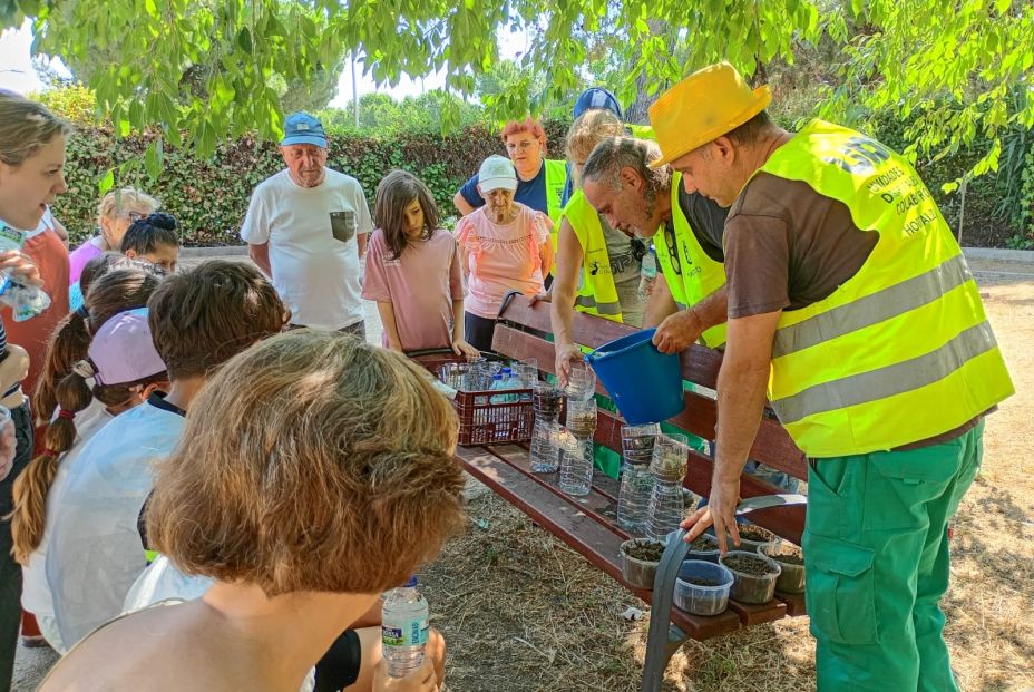 Abuelos y nietos, unidos en un campamento intergeneracional en el barrio madrileño de Hortaleza Abuelos y nietos, unidos en un campamento intergeneracional en el barrio madrileño de Hortaleza